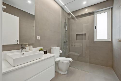 Et badeværelse på Modern Flat Just Steps From Shore