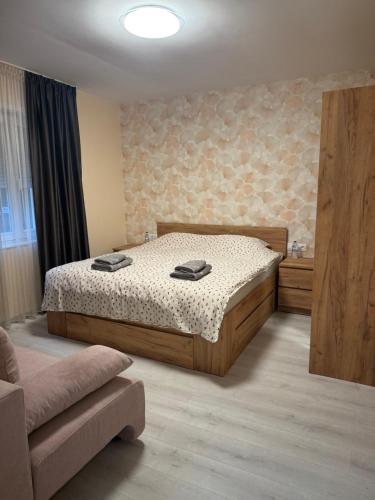 une chambre avec un lit et un canapé dans l'établissement Ema Artistic House, à Pleven