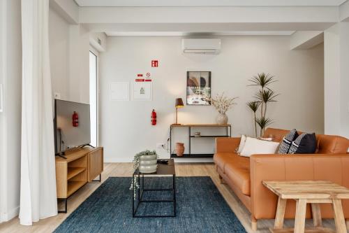 Et opholdsområde på Modern Flat Just Steps From Shore