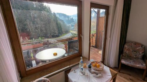 een badkamer met een wastafel en een groot raam bij Decker's Bio Hotel zum Lamm in Baiersbronn