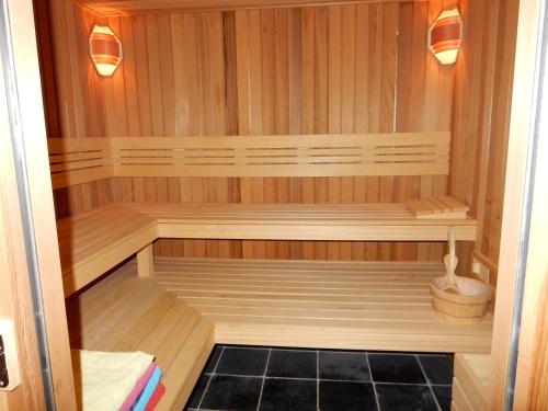 a sauna with a bench and a bucket in it at Gastenverblijf Oostdijk in Goedereede