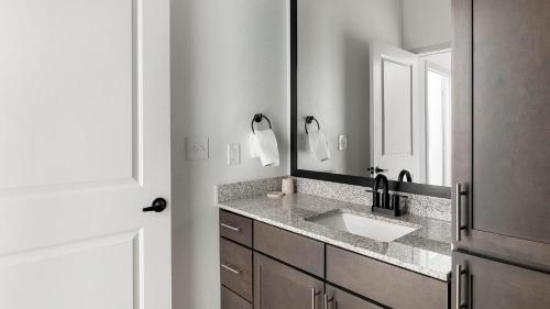 un bagno con lavandino e specchio di Landing Apartments - Cedar Lakes a Duncanville