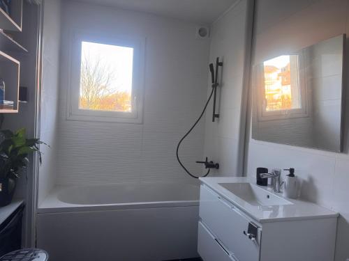 une salle de bain blanche avec une baignoire et un lavabo dans l'établissement Atelier Couleurs - Evreux centre, à Évreux