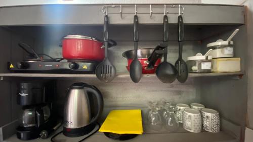 een keukenplank met potten, pannen en keukengerei bij La Tata en Yvera in San Miguel