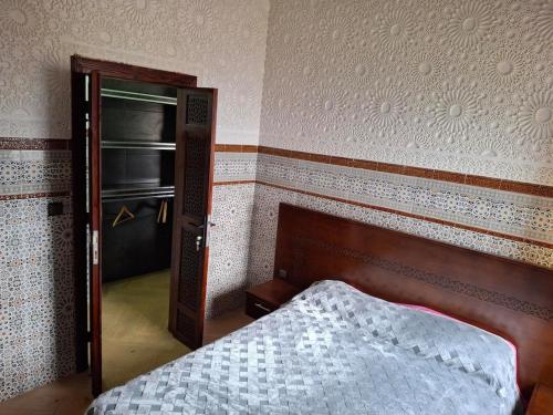 En eller flere senge i et værelse på Moroccan-style apartment mountain and coastal view