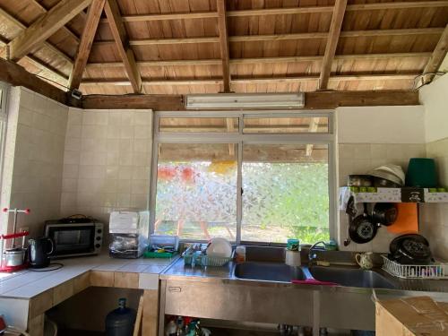 een keuken met een spoelbak en een raam bij MONITA VILLA in Tiputa