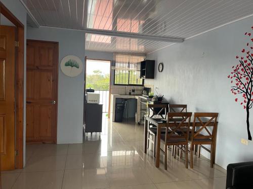 Et tv og/eller underholdning på Apartamento con dos habitaciones