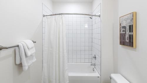 Et badeværelse på Landing Beautiful 3BD Yoga Studio Pool