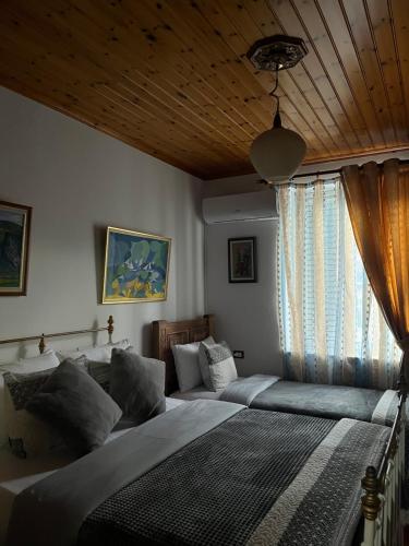 En eller flere senge i et værelse på Andria's Apartment