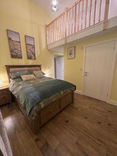 En eller flere senge i et værelse på Y Beudy Bach