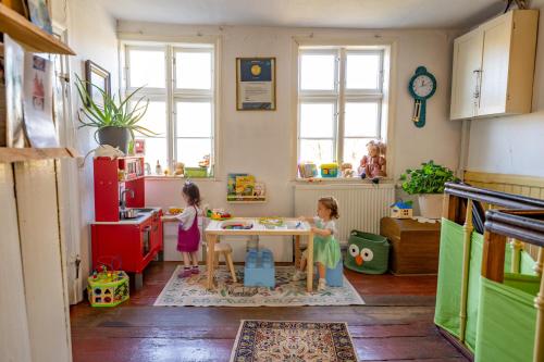 Twee kleine meisjes spelen in een speelkeuken. bij Alandblick Gasthaus in Wanzer