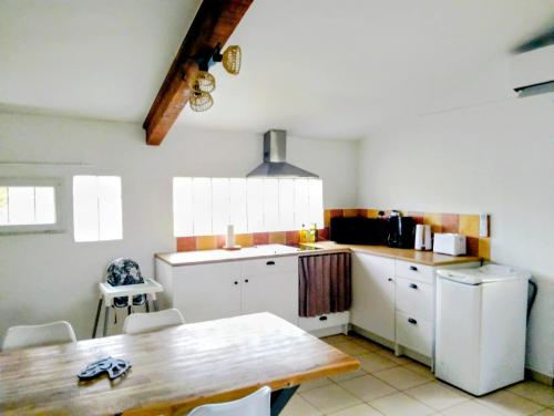 Nhà bếp/bếp nhỏ tại Appartement avec jardinet dans mas équestre