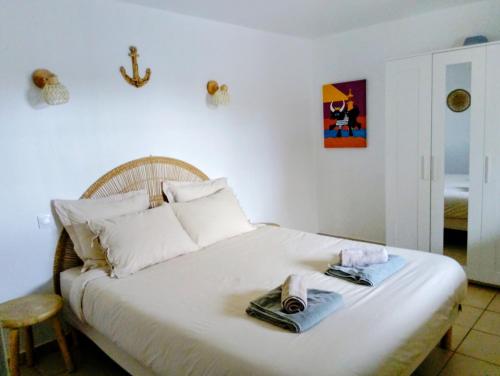 Giường trong phòng chung tại Appartement avec jardinet dans mas équestre