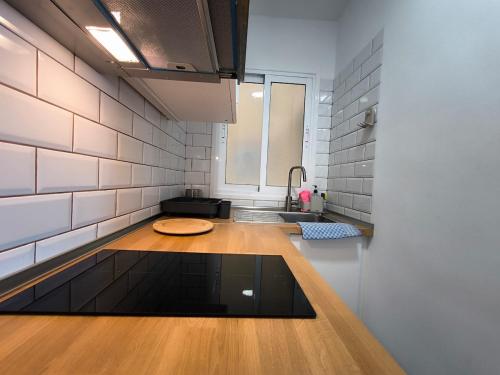 een keuken met een spoelbak en een aanrechtblad bij Looking at the ocean sunset in Puerto de la Madera