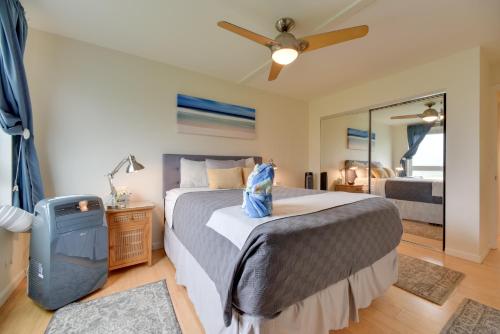 ein Schlafzimmer mit Bett und Deckenventilator in der Unterkunft Comfy Tropical Condo with Pool - Walk to Beach! in Kahana