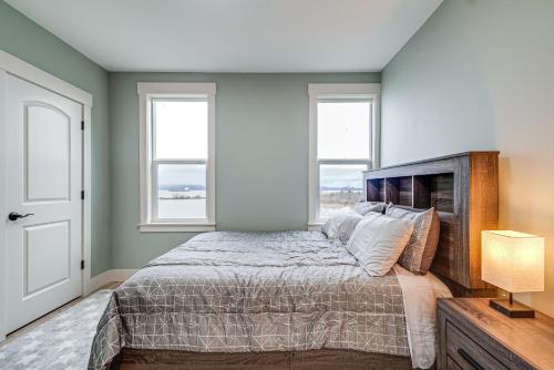 Giường trong phòng chung tại Astoria Home Base with River Views, 3 Mi to Dtwn!