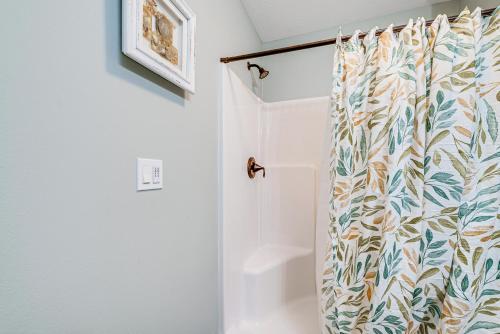 Phòng tắm tại Astoria Home Base with River Views, 3 Mi to Dtwn!