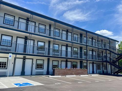 een appartementencomplex met een trap op een parkeerplaats bij Landing at Oslo - Studio in Downtown Hermitage in Hermitage Woods