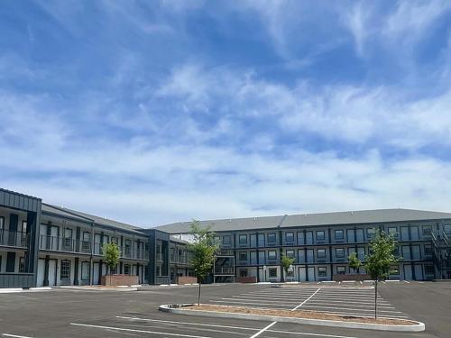 een lege parkeerplaats voor een gebouw bij Landing at Oslo - Studio in Downtown Hermitage in Hermitage Woods