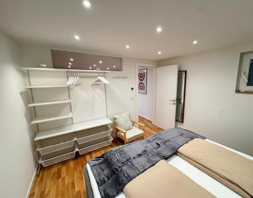 Postel nebo postele na pokoji v ubytování 1,5-Zimmer, Top ausgestattet, 4 Pers, Souterrain, Self Check-in, Parkplatz, Netflix & Amazon Prime