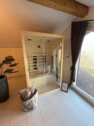 ein Badezimmer mit Glasdusche und Badewanne in der Unterkunft LaVida Star Alpine Hideaway Thun, Sauna, free parking in Blumenstein