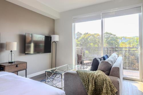 Giường trong phòng chung tại Landing Beautiful Studio Gym