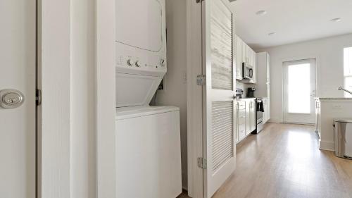 una cucina con armadi bianchi e un apparecchio bianco di Landing Chic 1BD Pool Gym a Black Horse Run