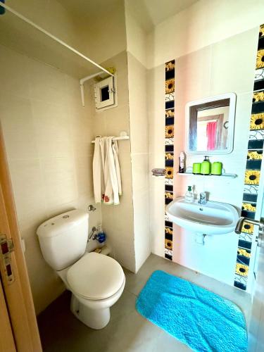 een kleine badkamer met toilet en wastafel bij Face à la Mer TANGER in Hauara