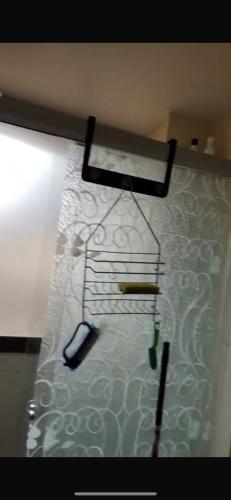 een slaapkamer met een bed met een wit dekbed bij Plaza murillo in La Paz