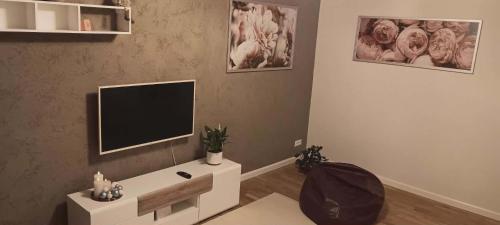 a living room with a flat screen tv on a wall at Savi sviit in Mooste