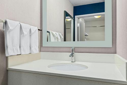 un bagno con lavandino e specchio di SpringHill Suites Minneapolis West St. Louis Park a Saint Louis Park