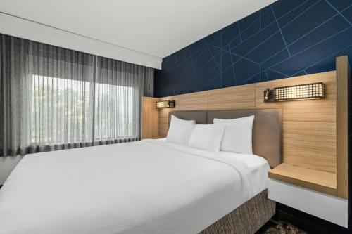 una camera d'albergo con un letto grande e una finestra di SpringHill Suites Minneapolis West St. Louis Park a Saint Louis Park