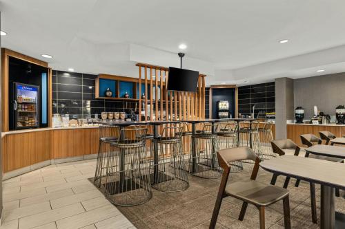 un bar in un ristorante con tavoli e sedie di SpringHill Suites Minneapolis West St. Louis Park a Saint Louis Park