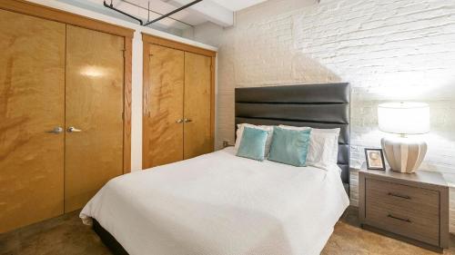 Postel nebo postele na pokoji v ubytování Landing Beautiful 1BD Pool Gym