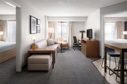 ein Hotelzimmer mit Bett und Schreibtisch in der Unterkunft Residence Inn by Marriott Fort Collins in Fort Collins