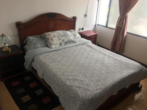 une chambre avec un lit avec deux oreillers dessus dans l'établissement Habitaciones Luna IX, à Chía