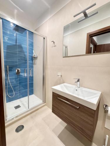 Et badeværelse på Cozy Apartment with Lovely Terrace