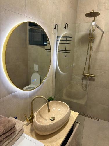 ein Badezimmer mit Waschbecken und Spiegel in der Unterkunft Holiday home Lemoni in Tivat