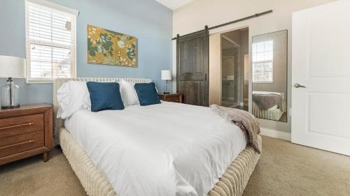 En eller flere senge i et værelse på Landing Chic 2BD Courtyard Gym