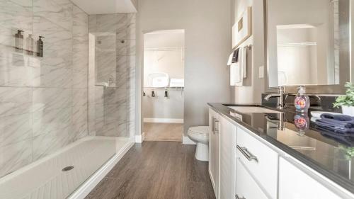 Et badeværelse på Landing Chic 2BD Courtyard Gym