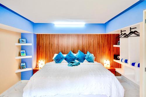 Giường trong phòng chung tại Just Beachy PV