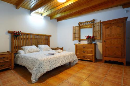 1 dormitorio con cama, tocador y espejo en Apartment Peace Lovers Vegueta By PVL, en La Vegueta