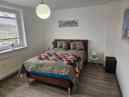 een slaapkamer met een groot bed in een kamer bij Lagune in Görlitz