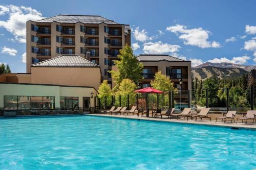 a swimming pool with chairs and a hotel at Marriott's Mountain Valley Lodge at Breckenridge in Breckenridge