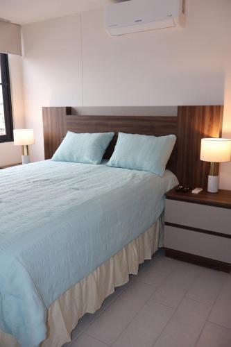 En eller flere senge i et værelse på Lirios Miraflores Apartment