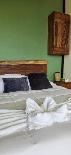 En eller flere senge i et værelse på Casas Oria Monteverde