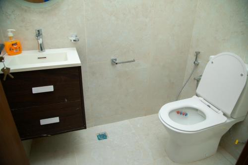 un bagno con un water e un lavandino di Appartement Neuf meublé de Haut Standing a Dakar