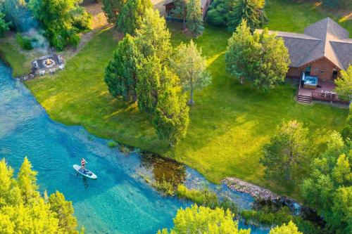 een luchtzicht op een boot op een rivier bij Private Island Fire Pit & Arcade in Rigby