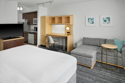 Kuchyň nebo kuchyňský kout v ubytování TownePlace Suites by Marriott Lawrence Downtown