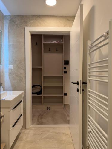 een badkamer met een inloopkast en een wastafel bij Residence 33 in Sarajevo